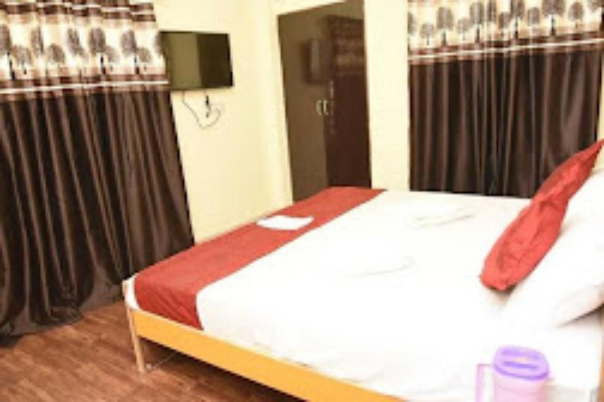 Goroomgo Varanasi Paradise Varanasi - Parking & Restaurant Available - Perfect Location And Comfortable Room Exterior foto