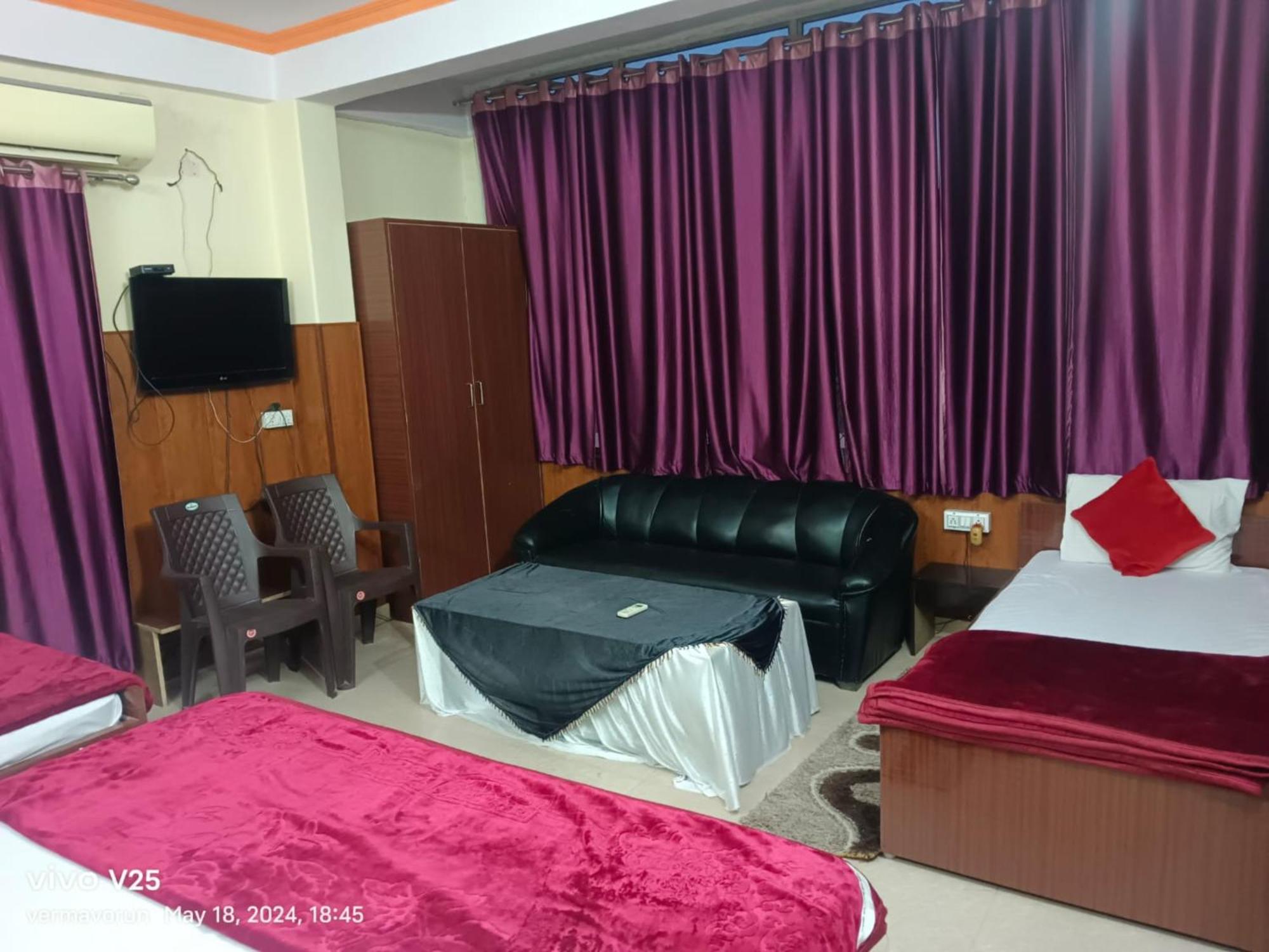Goroomgo Varanasi Paradise Varanasi - Parking & Restaurant Available - Perfect Location And Comfortable Room Exterior foto