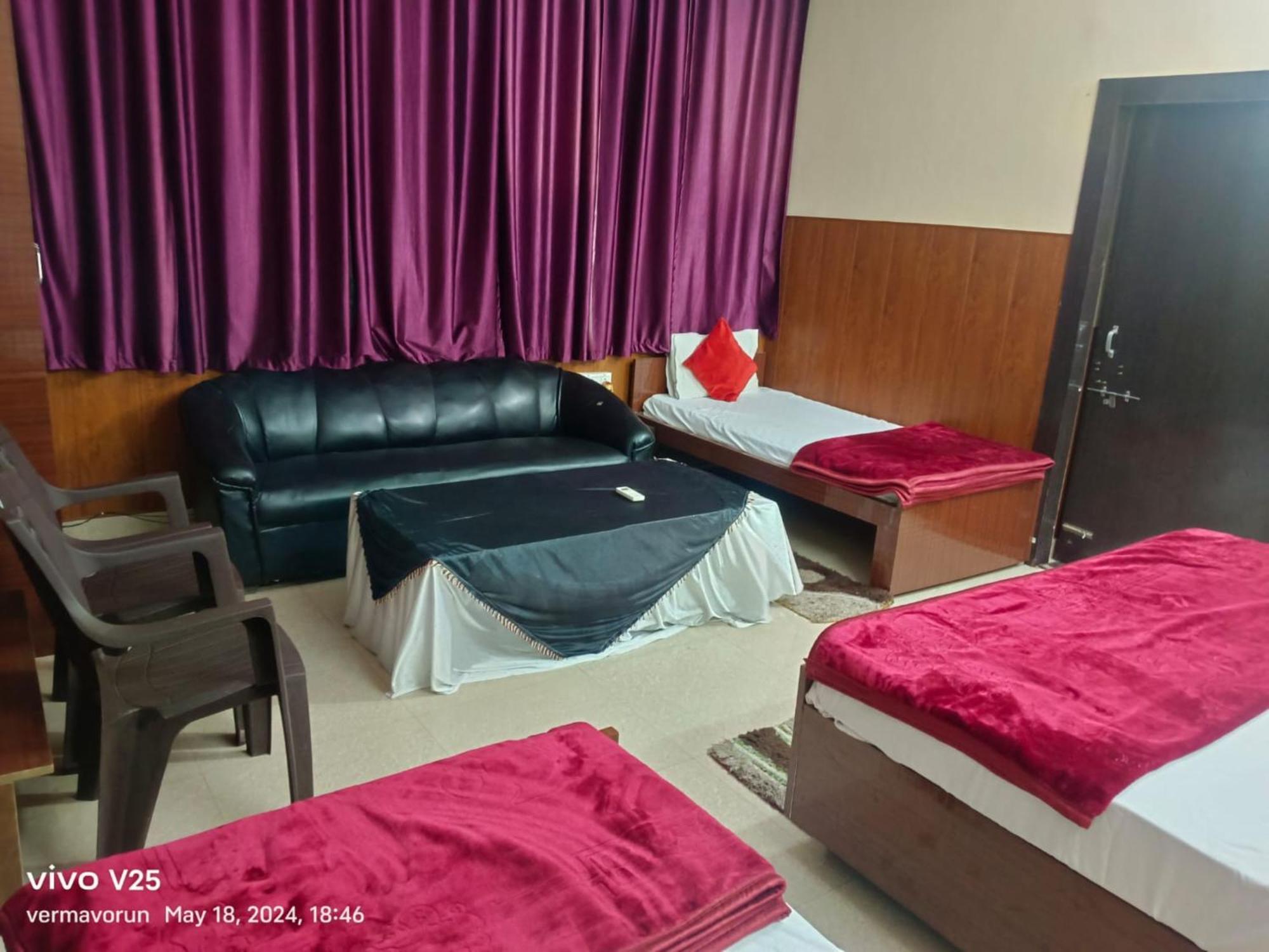 Goroomgo Varanasi Paradise Varanasi - Parking & Restaurant Available - Perfect Location And Comfortable Room Exterior foto